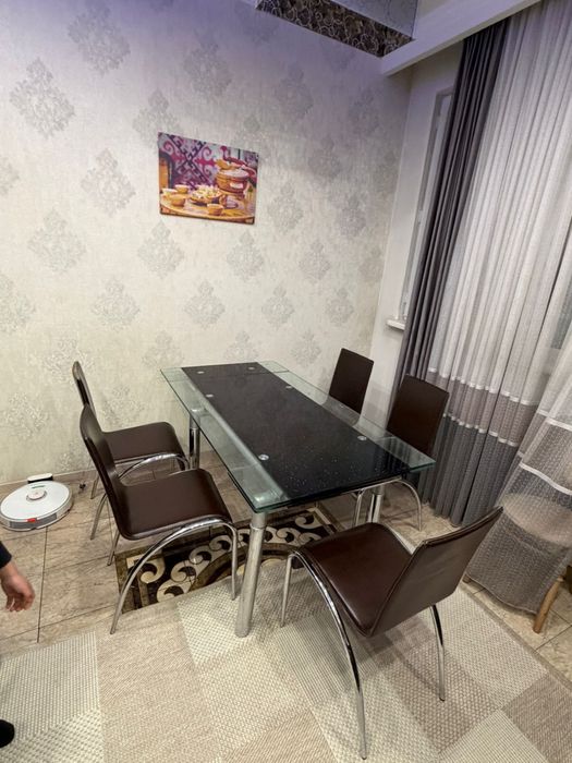 Стеклянный стол-трансформер со стульями