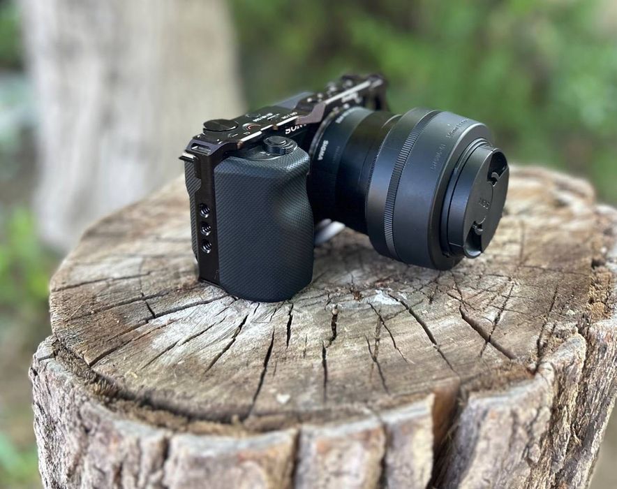 Sony ZV-E10 + Kit 16-50 + SmallRig Cage + Xotira kartasi