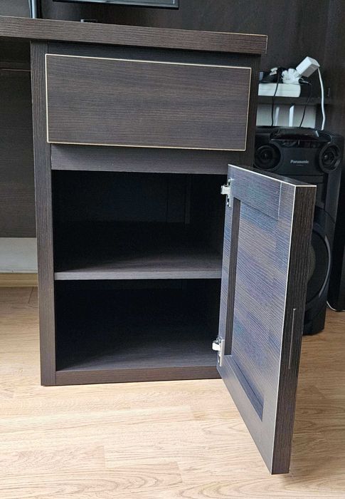 Практично бюро в цвят венге