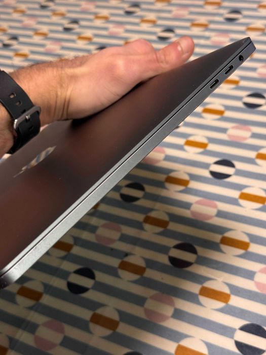 MacBook Pro 13" 1TB SSD 16GB RAM i5