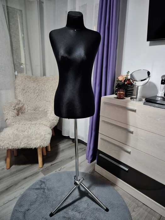 Închiriez manechin dama !