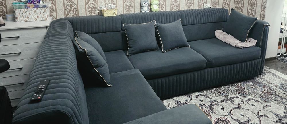 Продам свой диван уголок размер 3 метра * 2.20м состояние идеальное