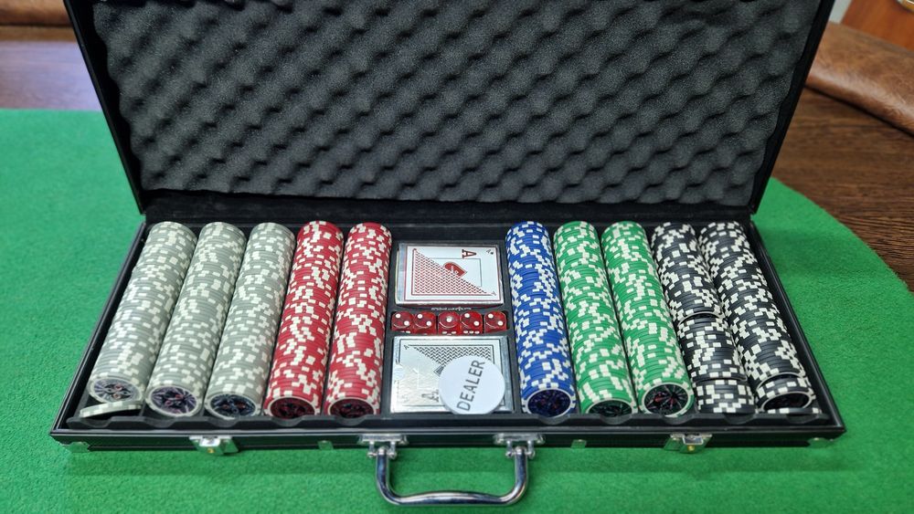 Vând truse poker profesionale.
