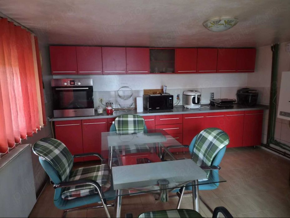 Casa spatioasa cu gradina, curte si garaj