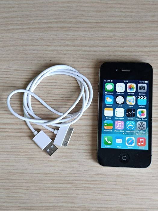 Apple iPhone 4 със зарядно