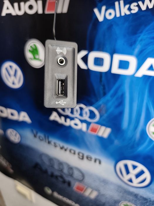 USB / Mufă CarPlay OEM Volkswagen Skoda Seat Audi – Cod 5Q0 035 726 E