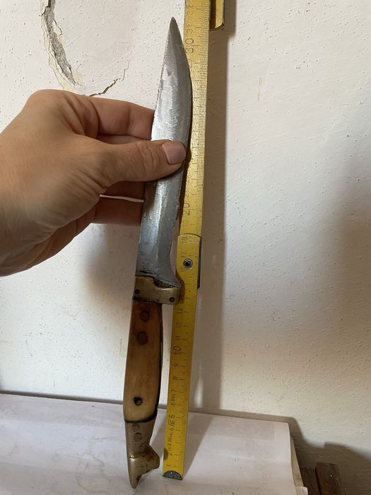 Красив дебел стоманен нож с месинг и куче