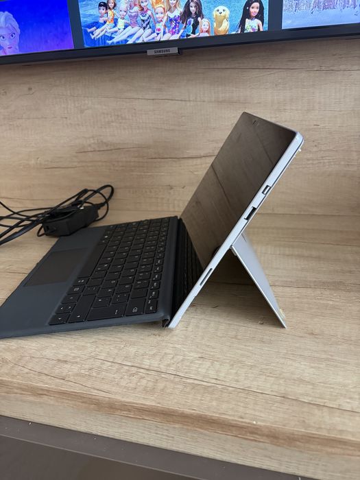 Laptop tableta 2 in 1 touch , Surface Pro 5 1796 128 gb categ jucarii jocuri