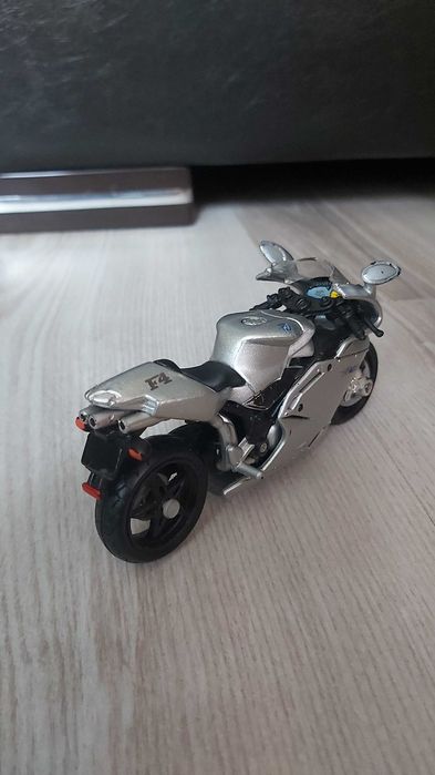 Vând machetă motocicletă MV Agusta F4