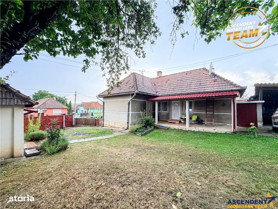 Casa cu teren generos de 1.315 mp, bucatarie de vara complet renovata