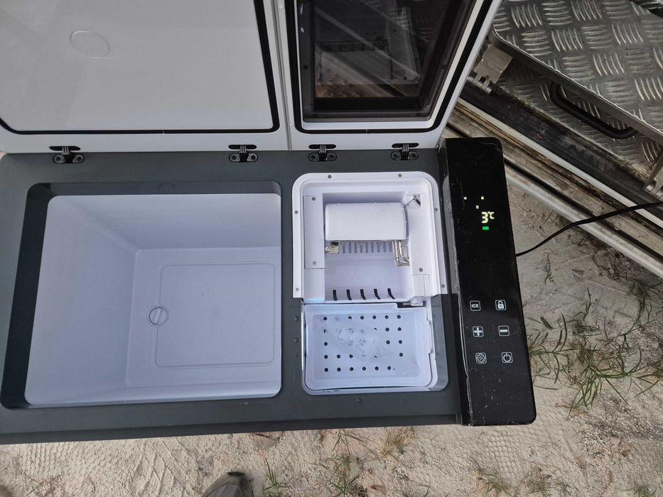 Компресорен хладилник с ледогенератор  12/220 волта