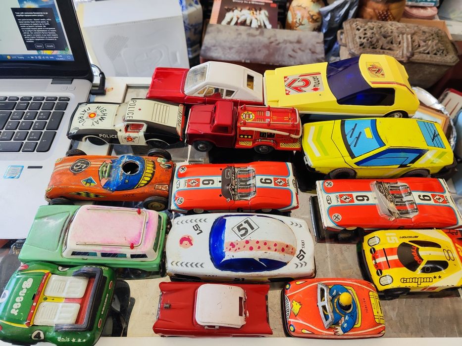 Лот ламаринени играчки колички