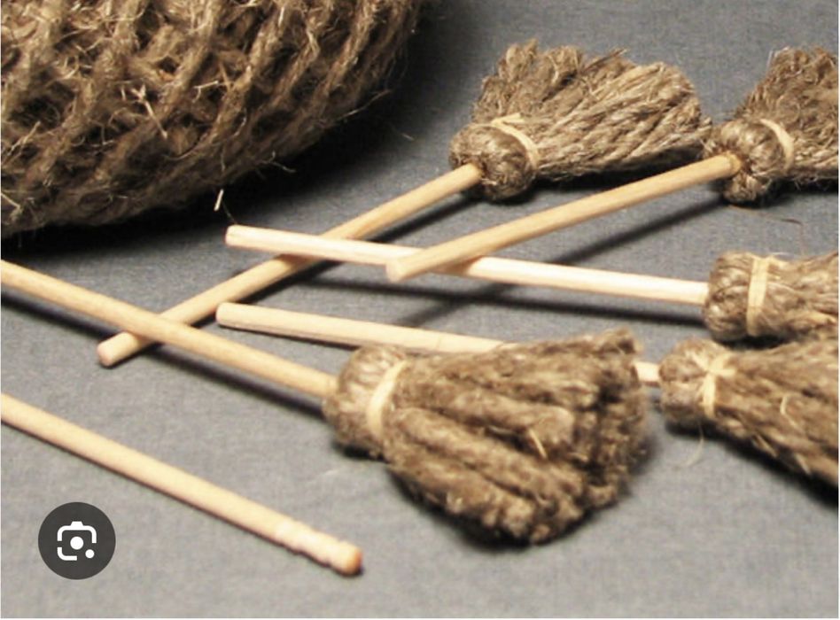 Метла для дополнения образа снеговика