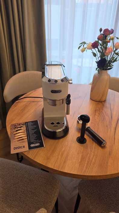Espressor manual De’Longhi Dedica Style EC 685.W, 1300 W, 15 bari, 1.1 l, slim, alb