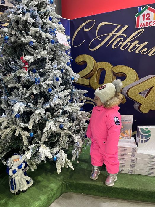 Продам зимний комбинезон для девочки 4-5 лет