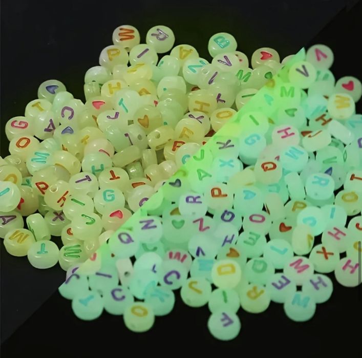 500 броя светещи буквени мънисти за гривни / колиета / пръстени обеци