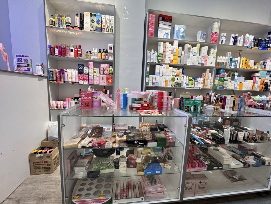 Полкали шкаф витрина сотилади срочна