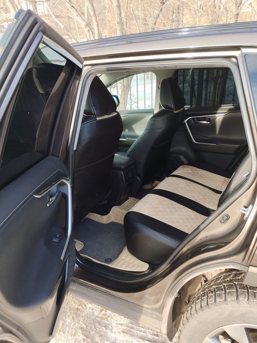 Toyota RAV4 2021 год.