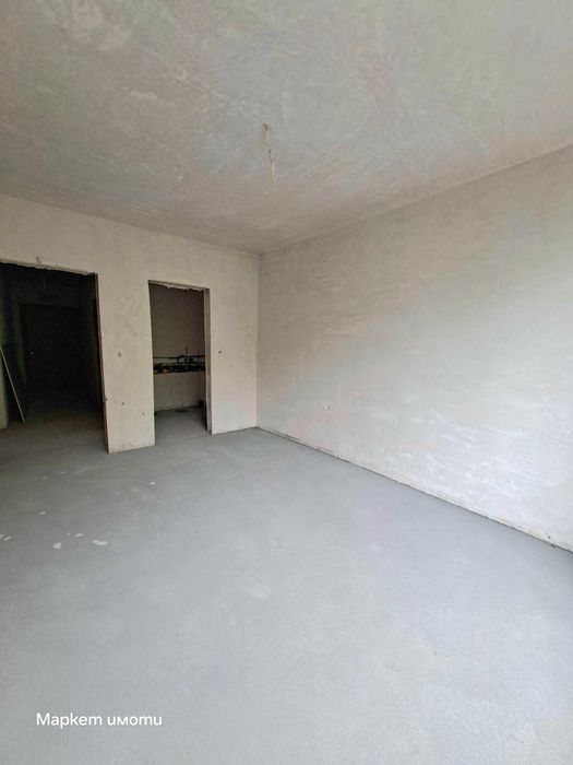 Три стаи с бокс, Езикова гимназия