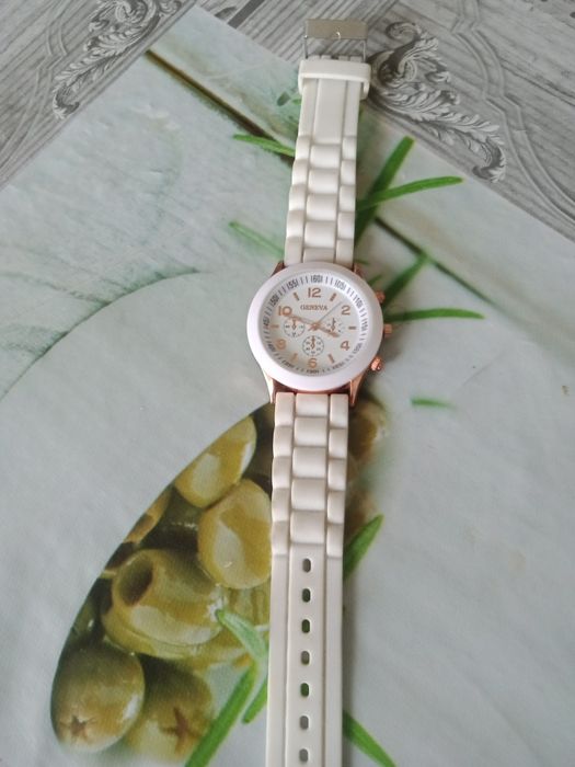 Продам стильные женские часы