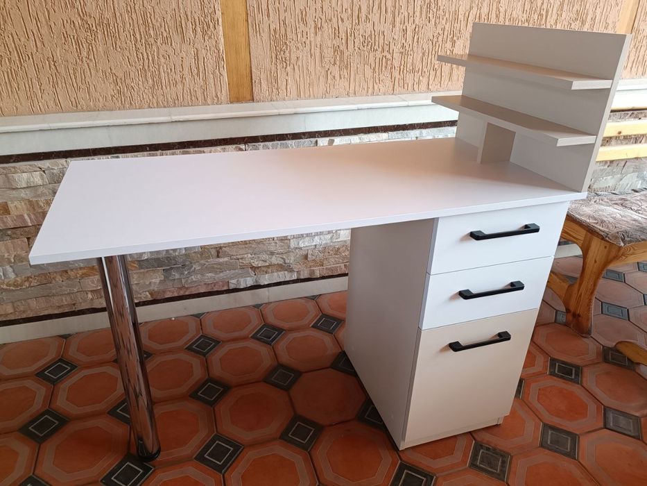 Маникюрный стол для дома и салона.