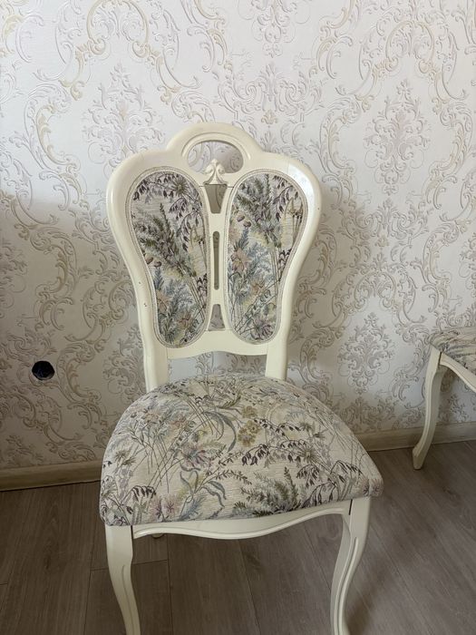 Продам стол стул и горку с зеркалом