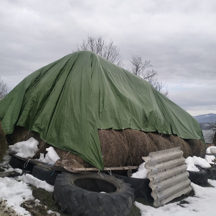 Vând baloți de fân