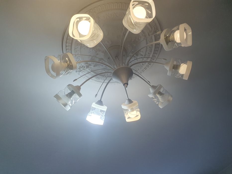 Продам люстру 8 рожковую.