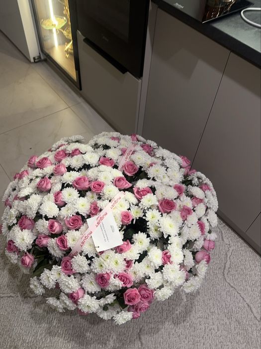 Цветы в корзине большой