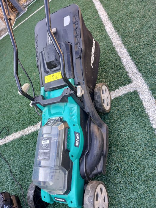 Masina tuns gazon pe acumulator.