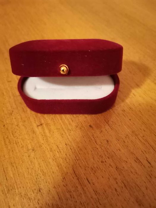 Кутийка за сватбени халки