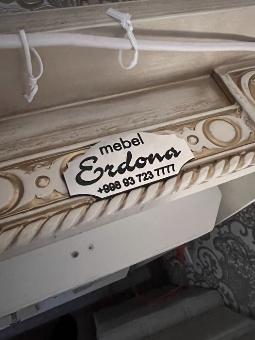 Стол и стулья в комплекте для гостиной