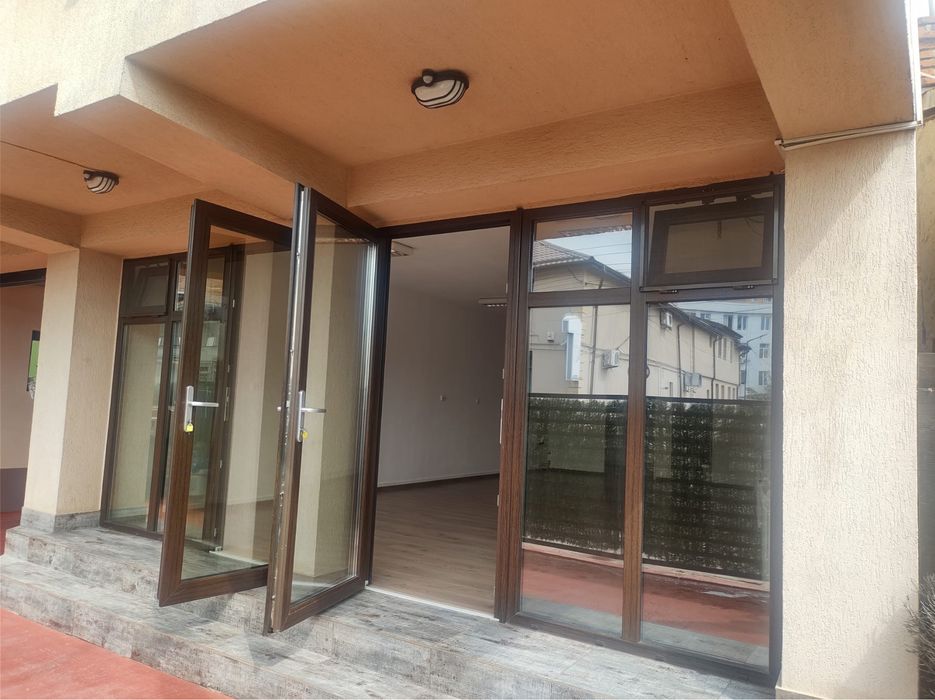 Ofer spre inchiriere birou/spatiu comercial avand curte frontala