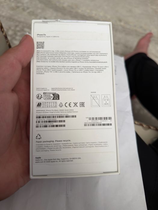 Продам Айфон 17е/256G