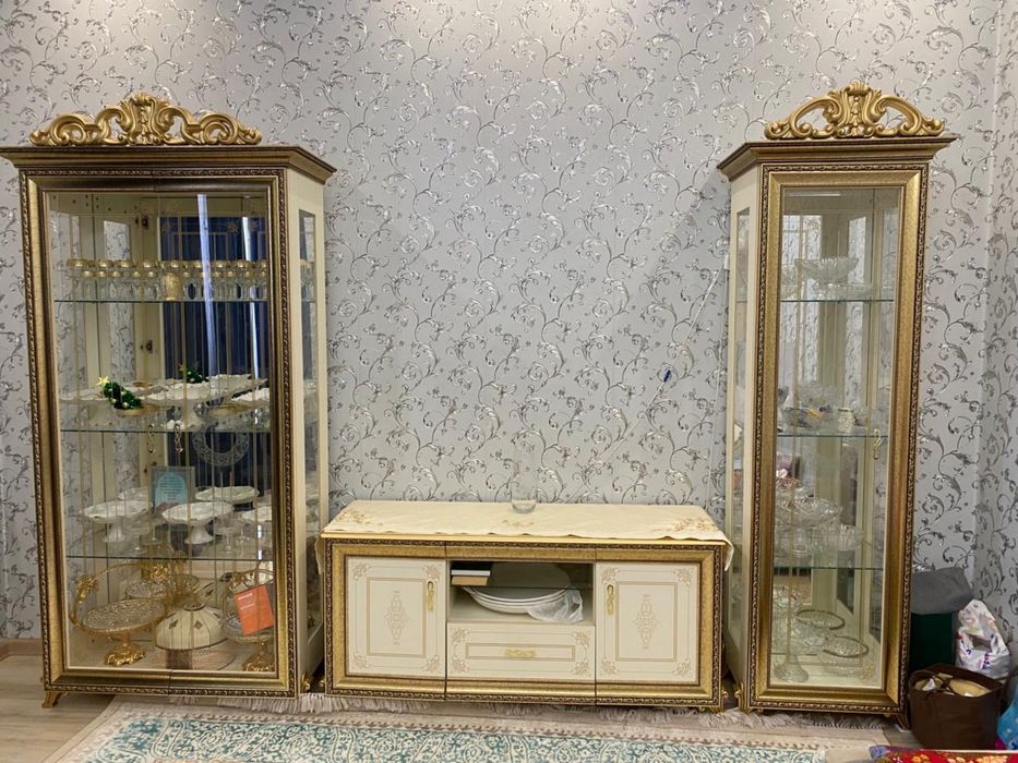 Продается сервант хорошего качества!