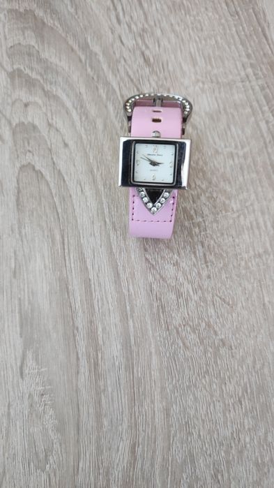 Ръчен, дамски, розов часовник.