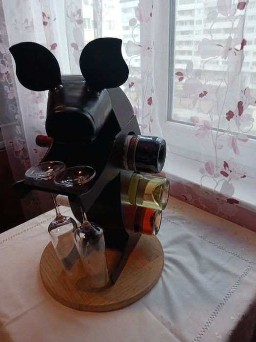 Оригинална дървена поставка за вино и чаши