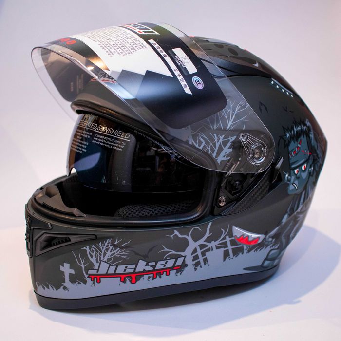 Каска за мотор пистов , скутер , ел. тротинетка др. ( Размер L 59-60)