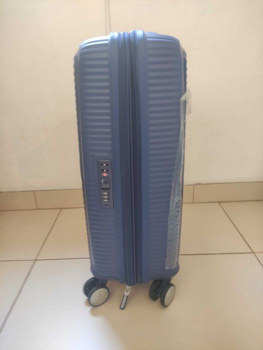 Куфар American Tourister Soundbox Spinner 55/20 TSA EXP – Midnight Navy (Моделът на Роналдо)