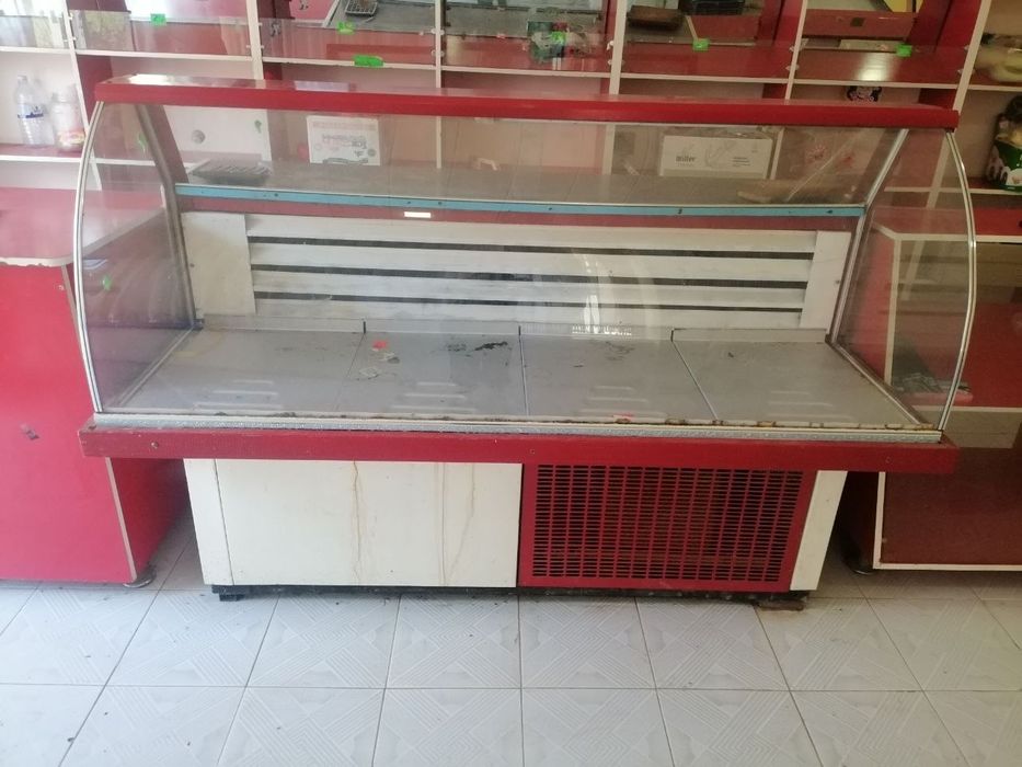 Ветрина холодильник сотилади