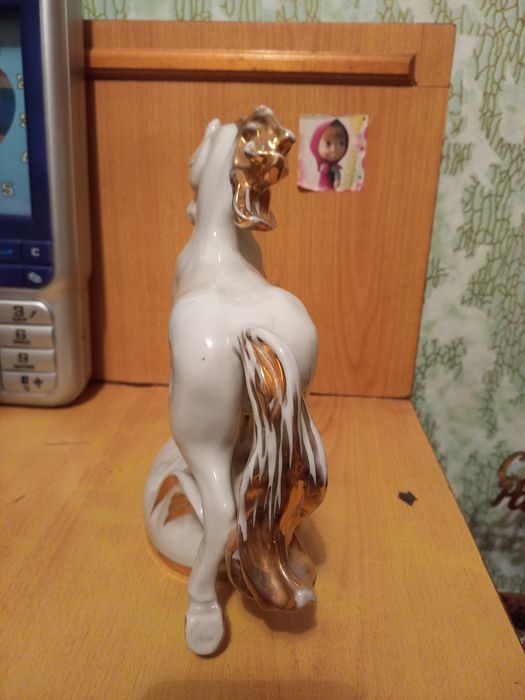 Продам форфоровую статуэтку
