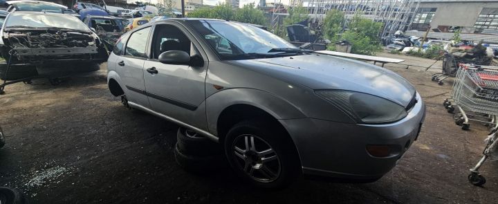Far stanga Ford Focus prima generatie
