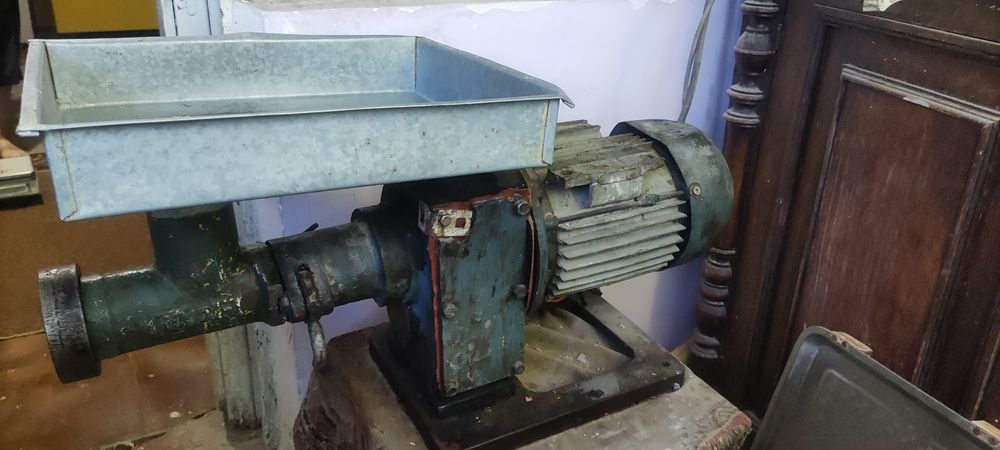 Продается мясарубка и листы