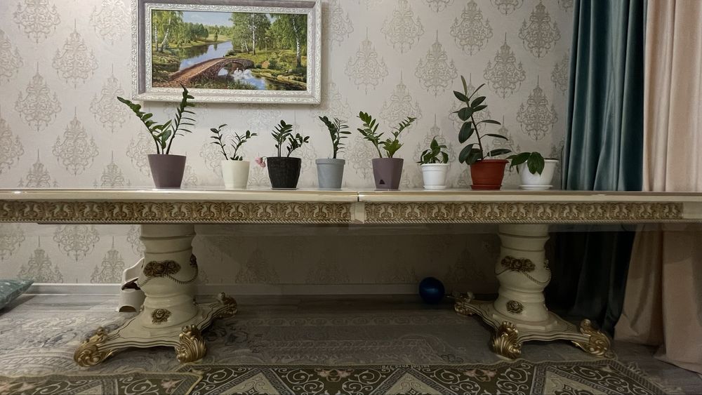 Гостиный стол с 12 стульями