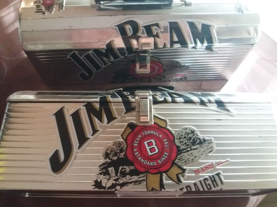 Метални кутии от уиски за декорация