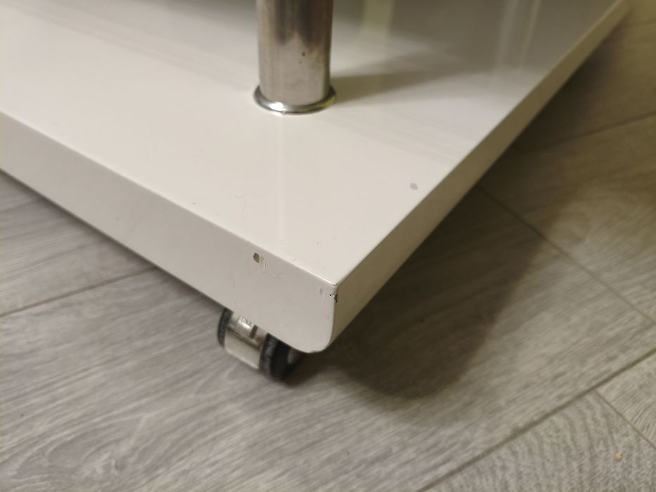 Бяла холна маса с чекмеджета