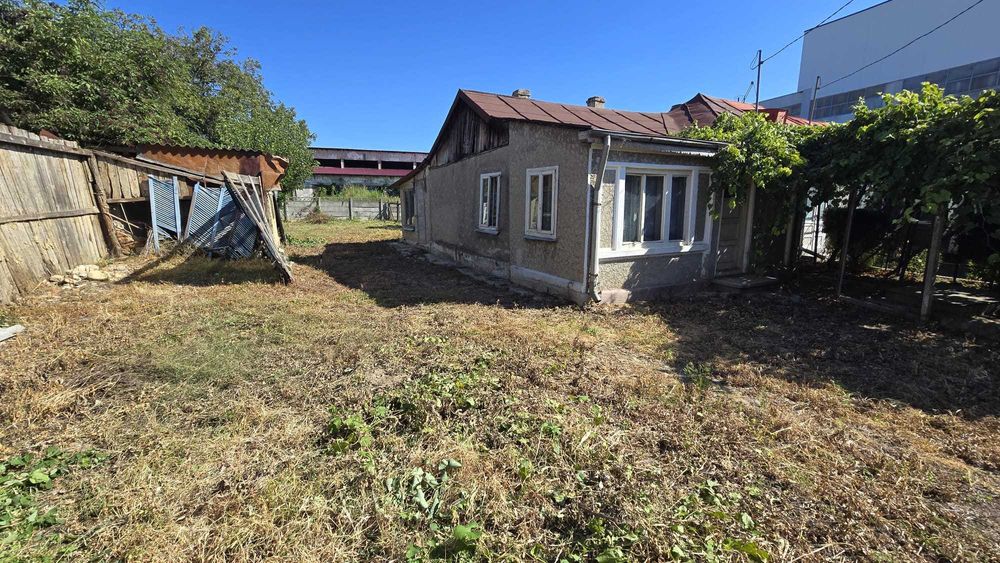Teren in Focsani si casa batraneasca vand sau schimb