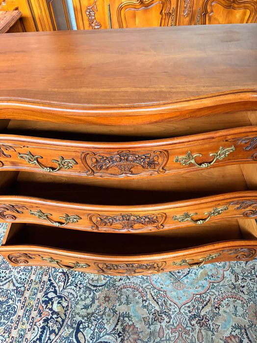 Масивен орехов скрин