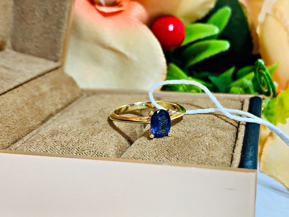 Нежное золотое кольцо с натуральным камнем – Сапфир природный