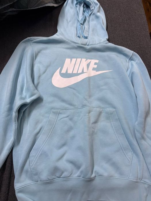 Продавам почти ново худи на nike